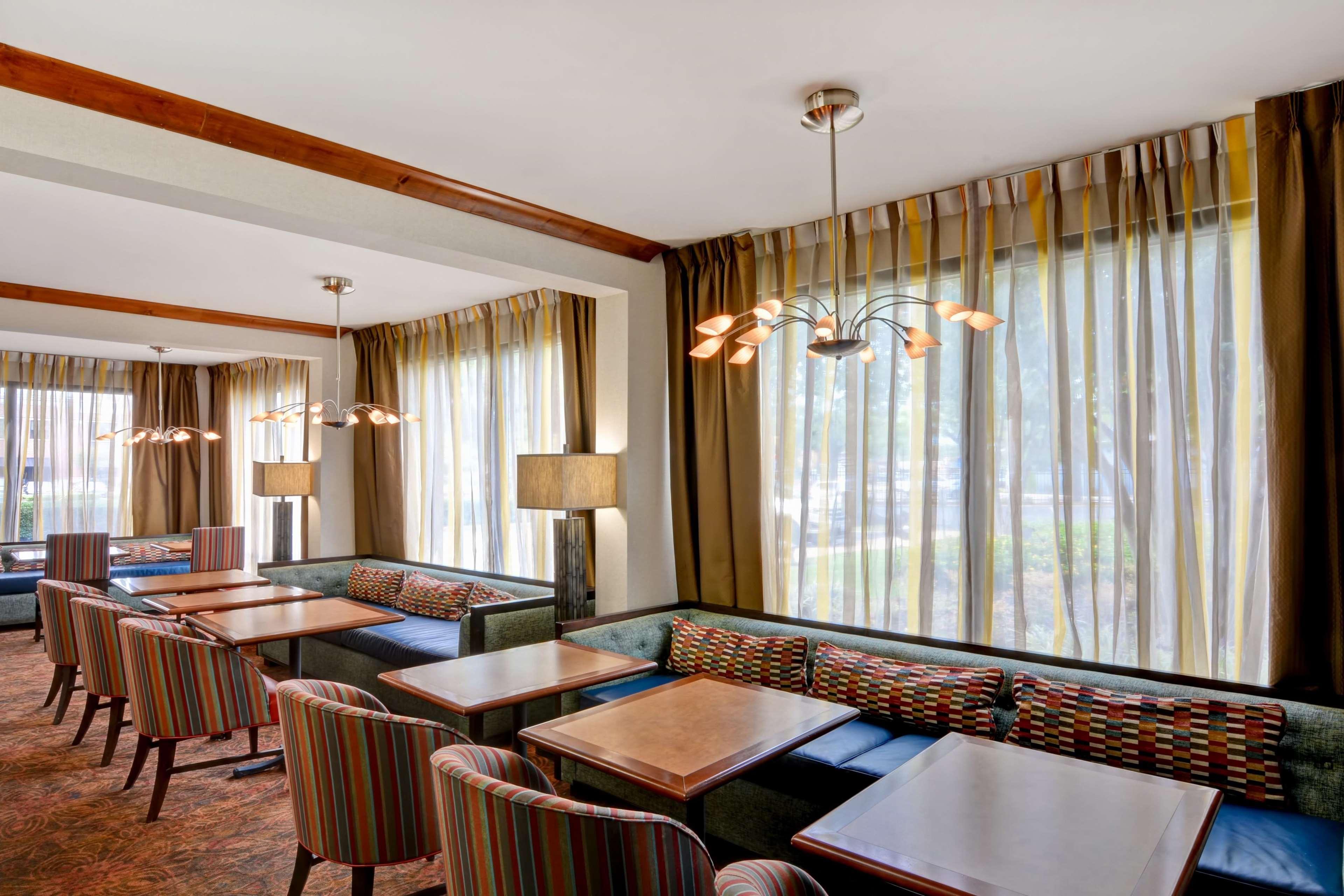 Hampton Inn Memphis Poplar מראה חיצוני תמונה