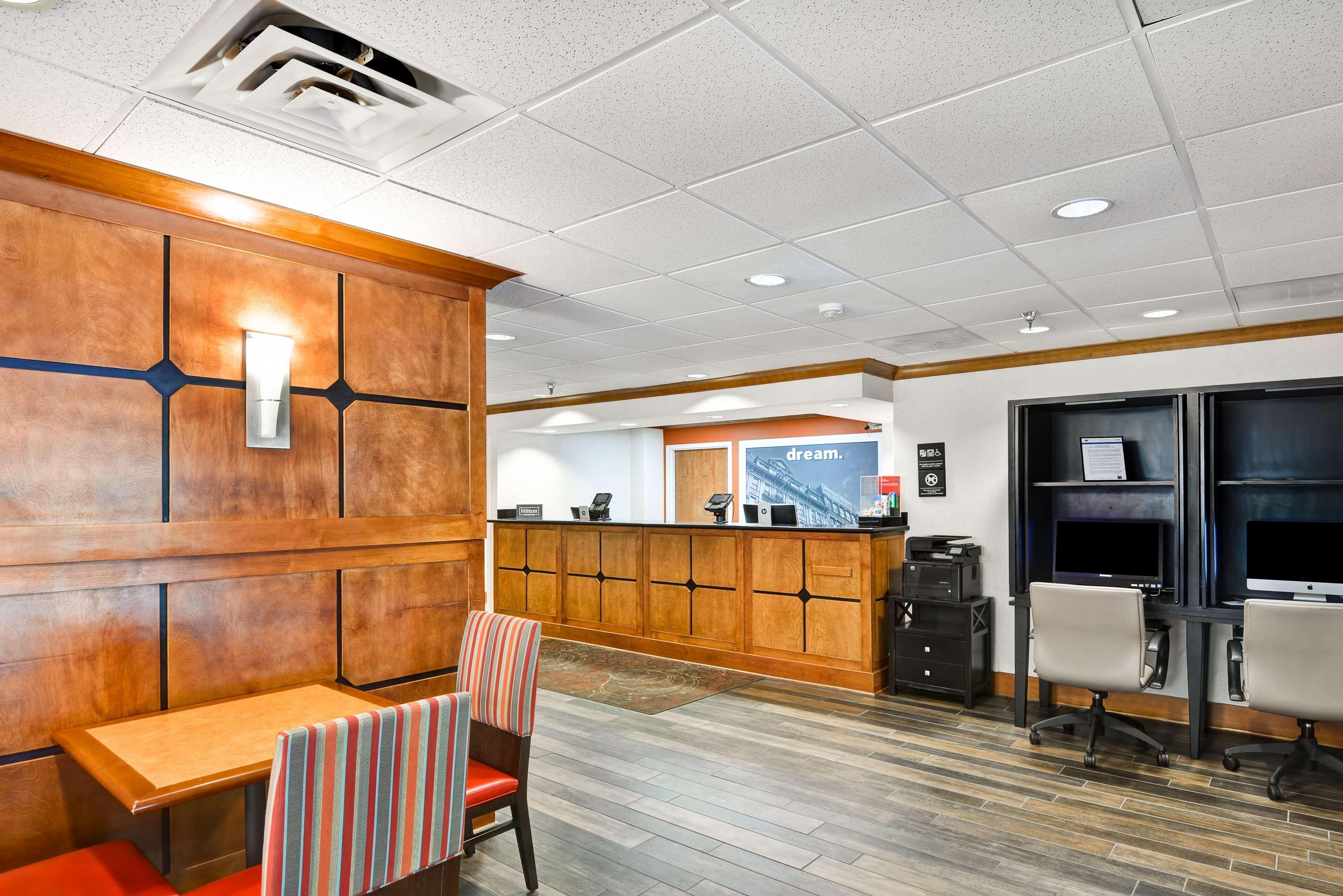 Hampton Inn Memphis Poplar מראה חיצוני תמונה