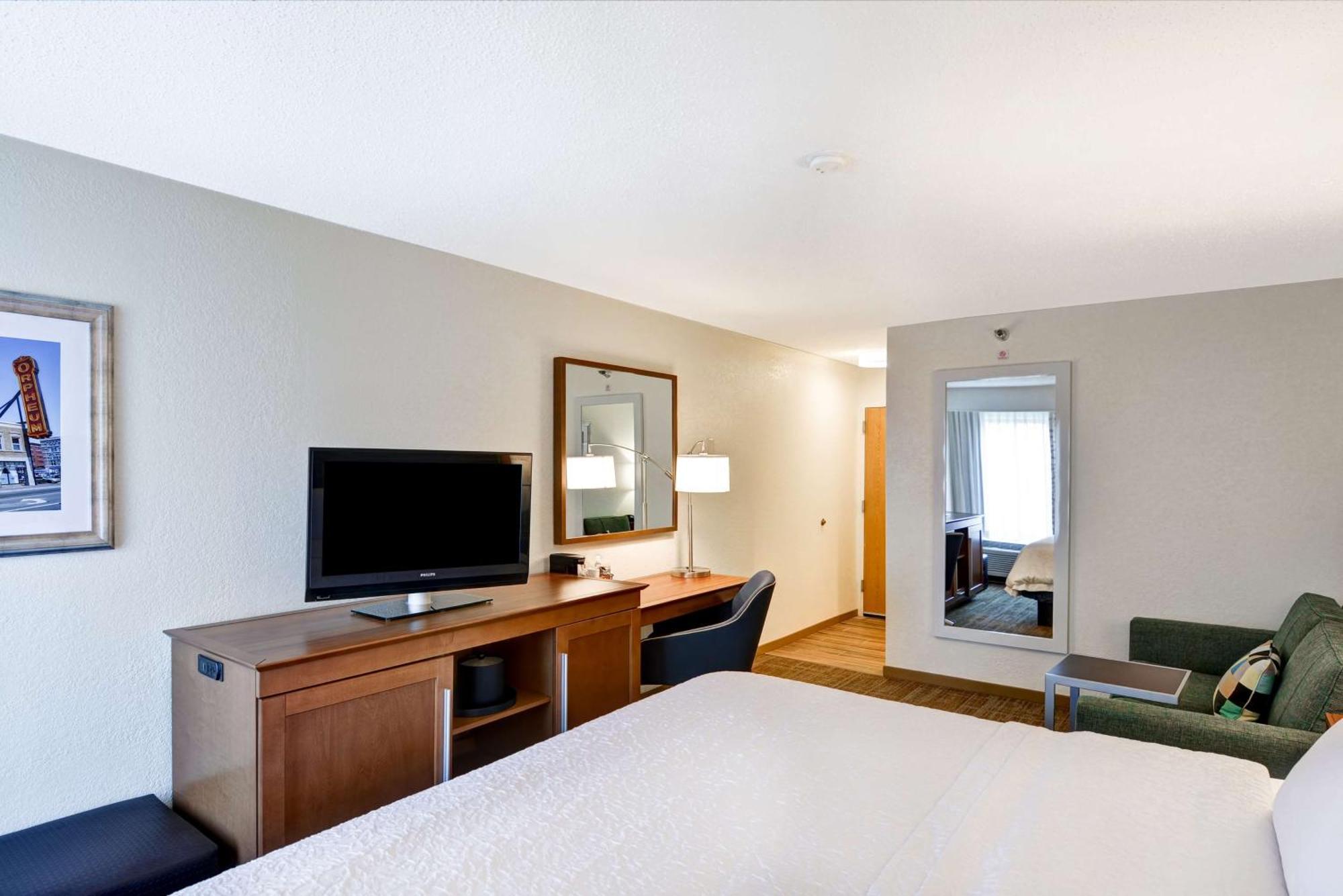Hampton Inn Memphis Poplar מראה חיצוני תמונה