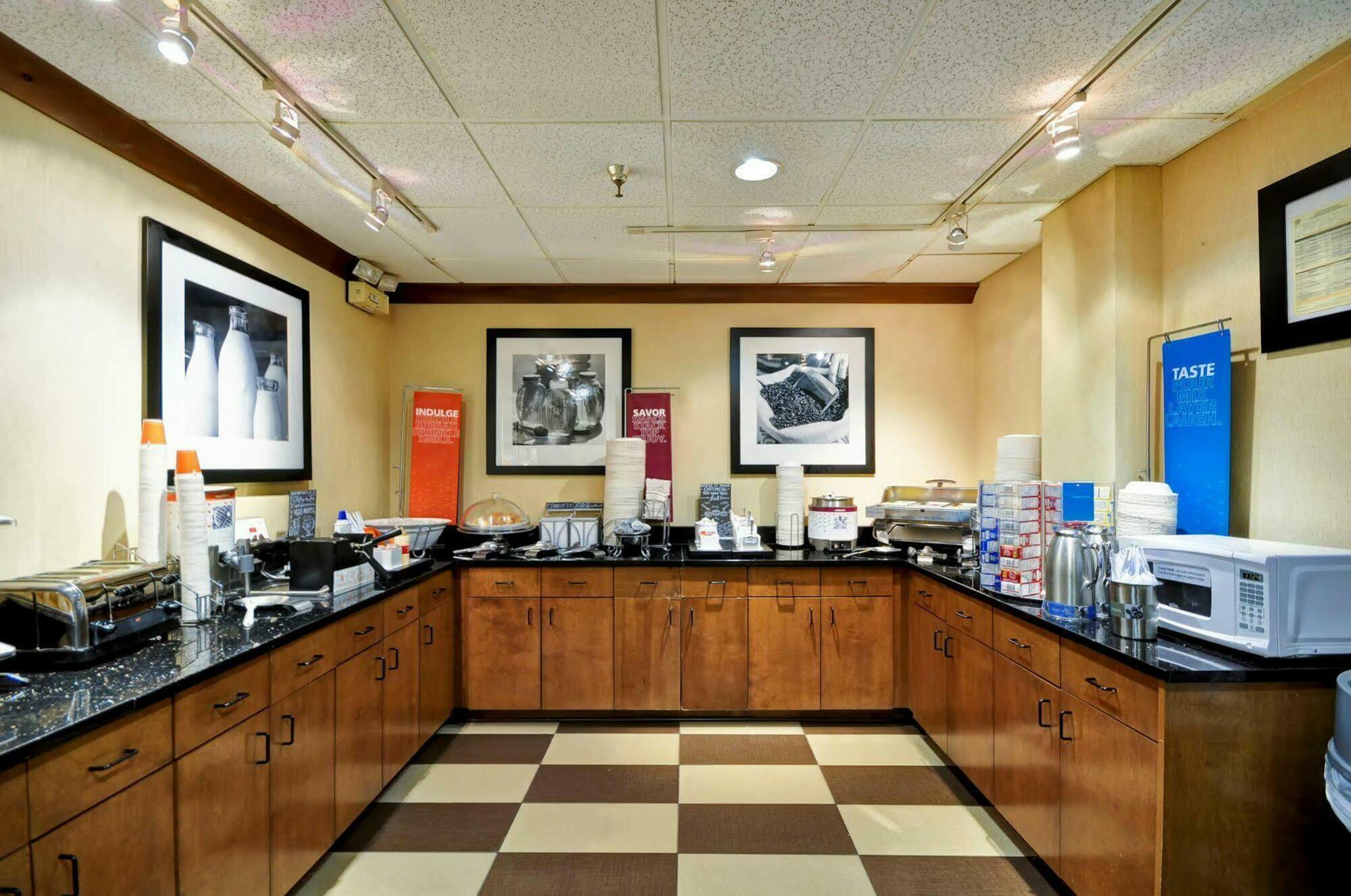 Hampton Inn Memphis Poplar מראה חיצוני תמונה